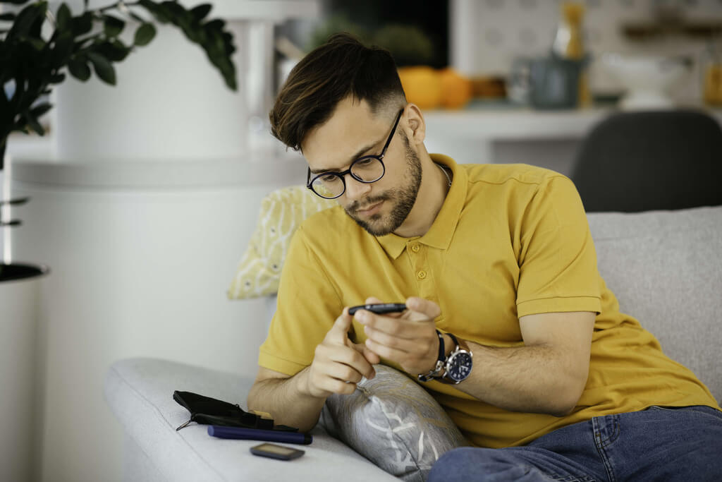 Paciente diabetico tomando una muestra de sangre