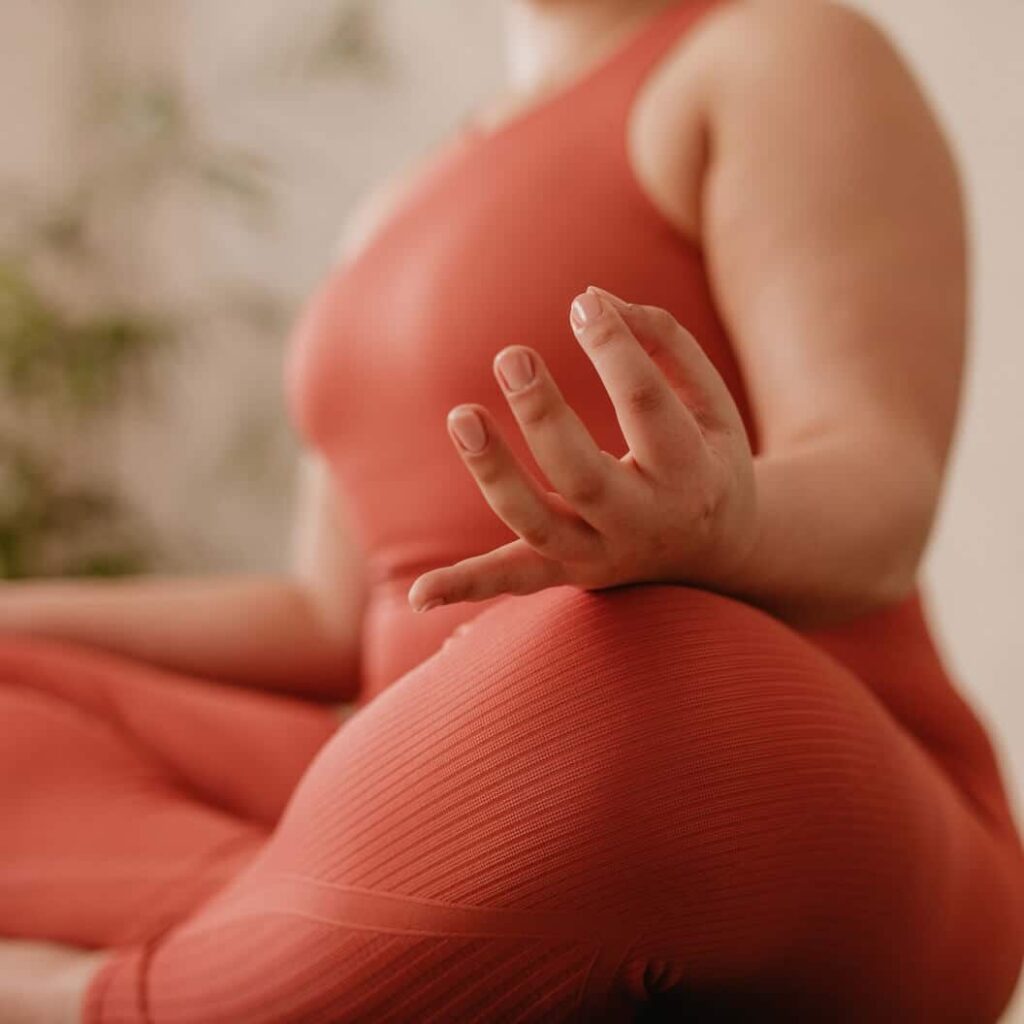 Mano enfocada de una mujer en posición de meditación